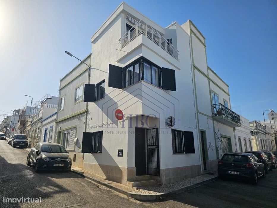 Moradia T3 de três andares no centro da Fuseta
