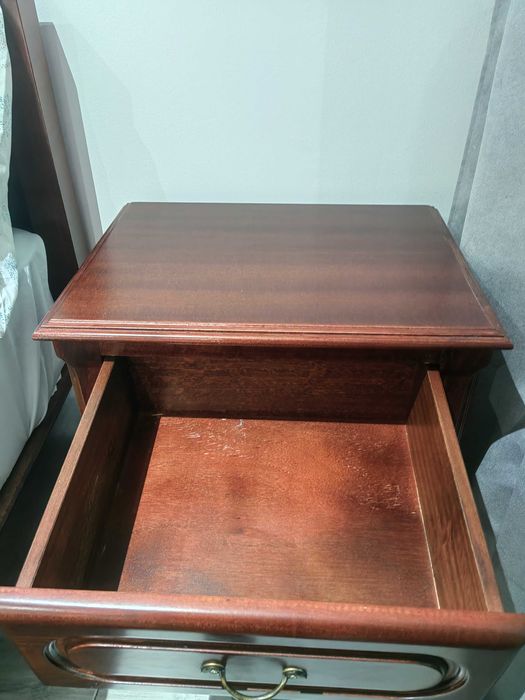 Conjunto de quarto cama mesa de cabeceira e cómoda