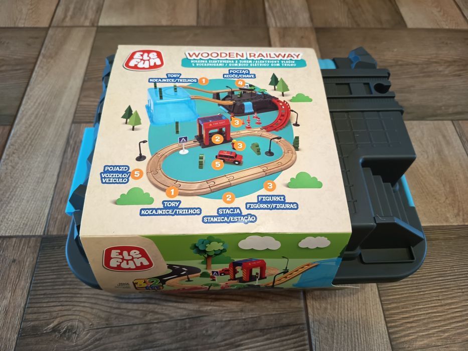 Nowa drewniana elektryczna kolejka z torami