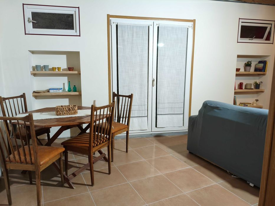 Moradia T2+1 mobilada, em fase final de remodelação, disponível a partir de início de junho.