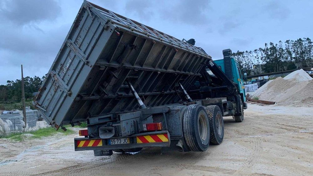 Camião Volvo FL10 c/grua HIAB e báscula bilateral