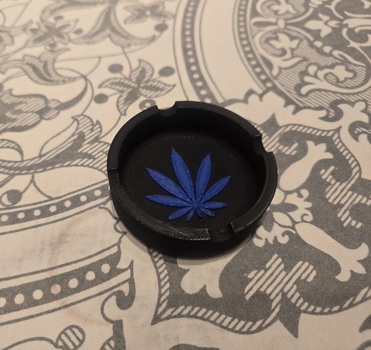 Cinzeiro com Símbolo da Erva de Cannabis – Impresso em 3D