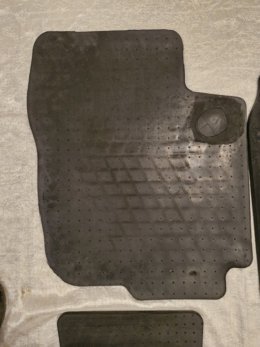 Продам комплект гумових килимків тойота рав 4