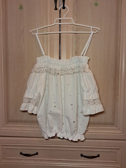 Біла блуза з перлинами