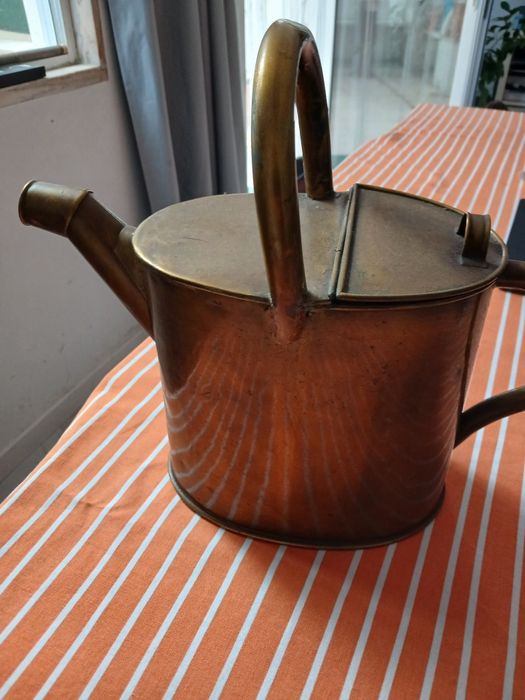 Regador em latão antigo com tampa e asa .