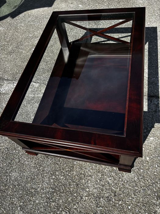 Mesa de centro com tampo em vidroem bom estado