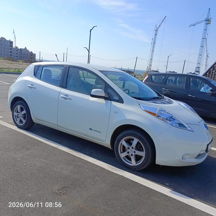 Автомобіль Nissan leaf.