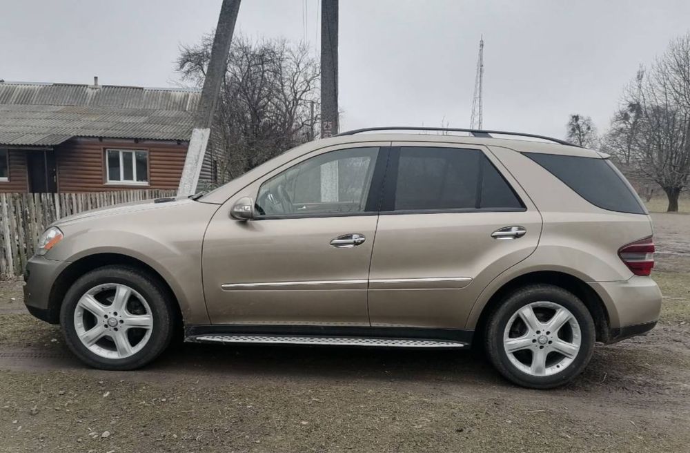 Автомобіль Mercedes-Benz ML350