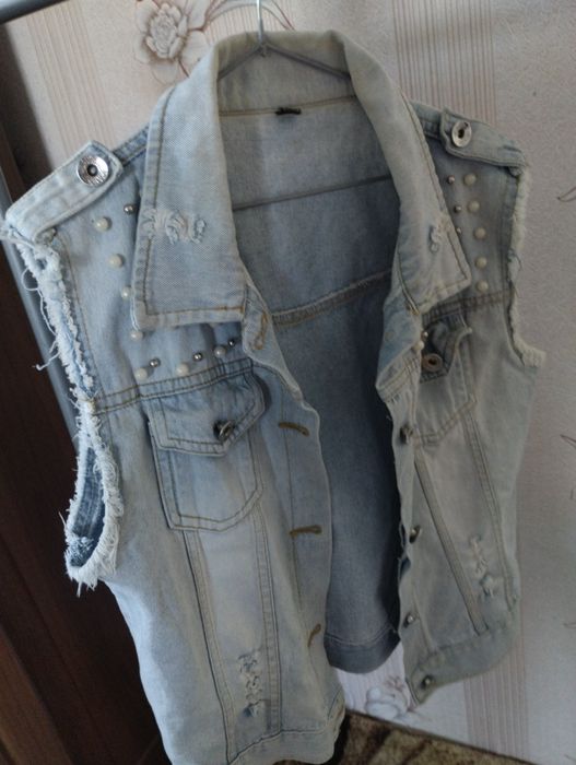 Джинсова жилетка безрукавка