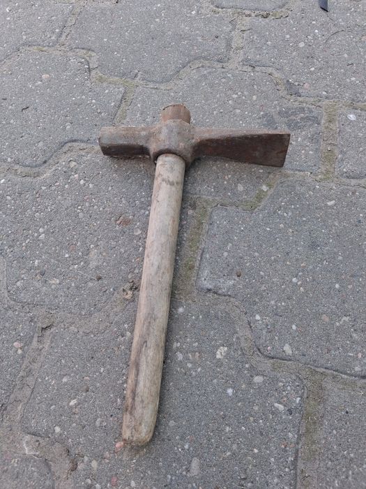 Zabytkowe młotki murarskie
