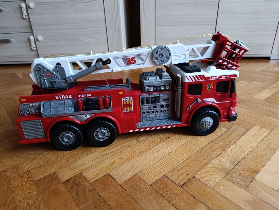 Duży wóz strażacki