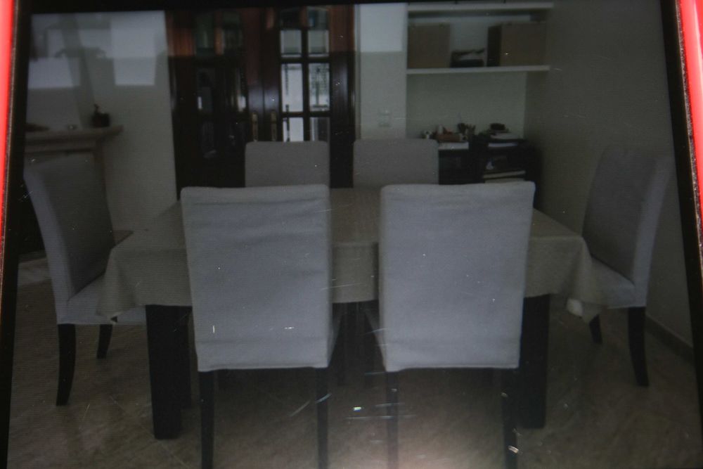 Mesa em madeira e cadeiras