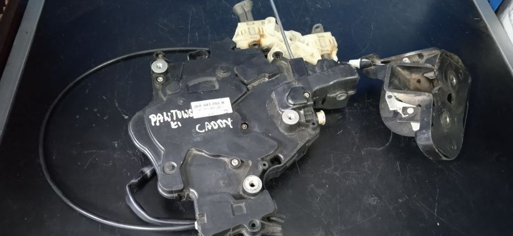 Zamek drzwi przesuwnych lewych VW Caddy 2K0843653N