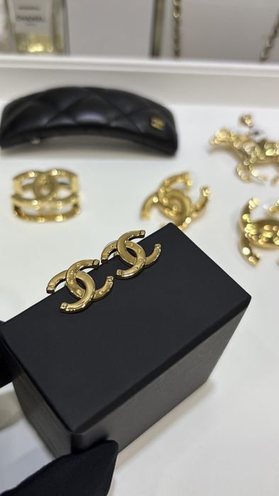 CHANEL® Luksusowe perły CC® kolczyki ekskluzywna biżuteria