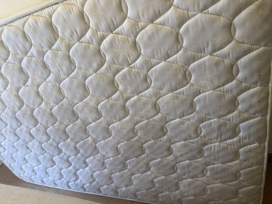 Colchao e estrado cama 200x 126 o estrado é um pouquino mais pequeno no compremento mas não faz grade diferença