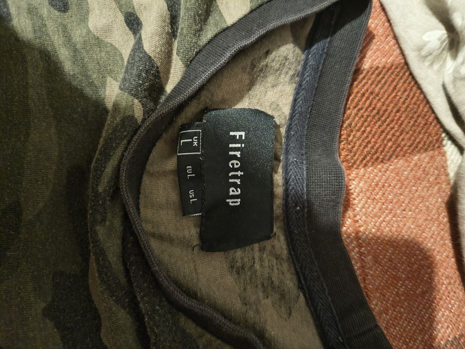 Koszulką moro Firetrap