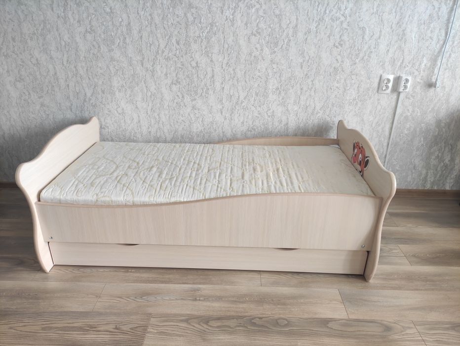 Дитяче ліжечко з шухлядою та матрасом