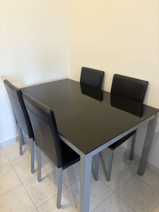 Mesa de vidro + 4 cadeiras