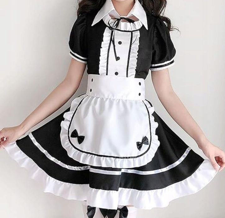 klasyczny kostium pokojówki, często określany jako strój „French Maid”