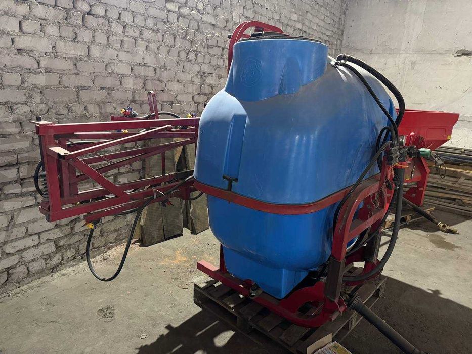 Навісний польський оприскувач на 1000 л