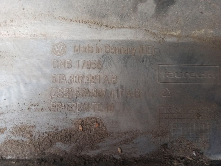 Бампер задній vw touran 2015 код 5TA807421