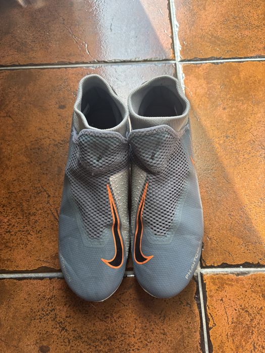 Nike Phantom Vision cinzentas com detalhes laranja