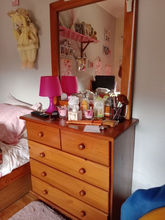 Cómoda em pinho com espelho