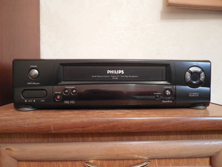 Відеомагнітофон Philips VR685