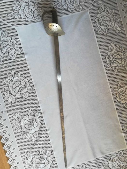 Stara oryginalna angielska szabla-pałasz.