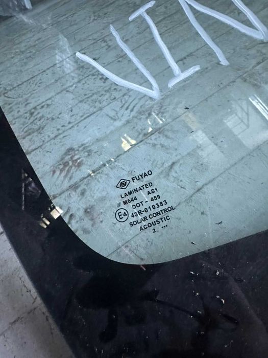 Продам лобове скло Tesla MY