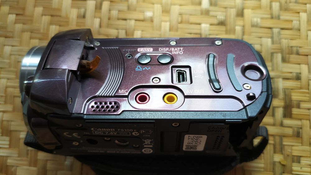 Відео камера CANON FS100E