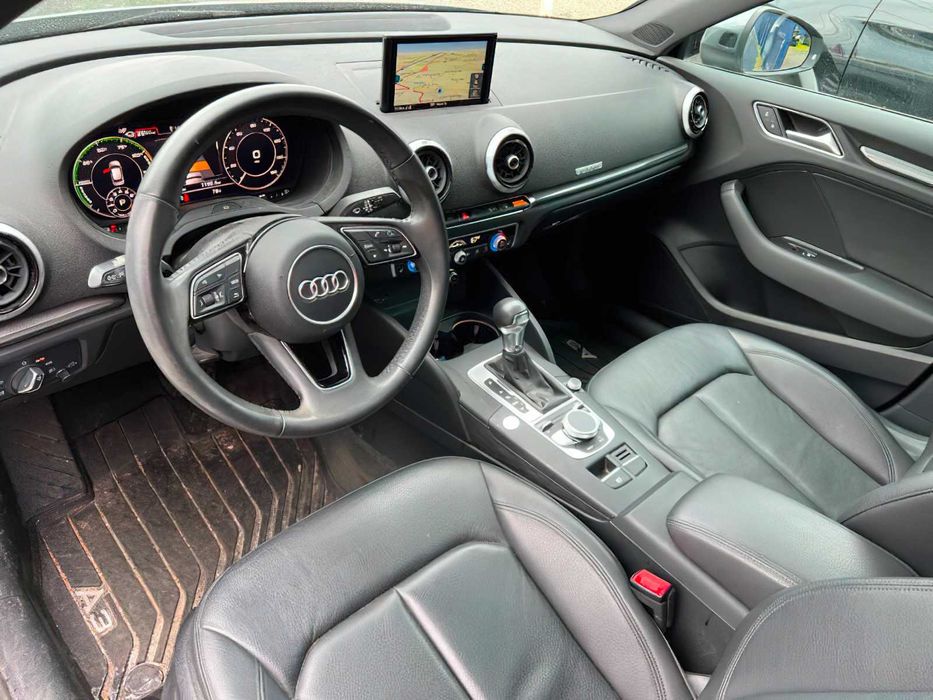 Audi A3 e-tron      2017