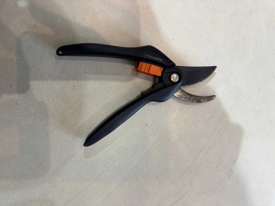 Tesoura de poda universal FISKARS com lâmina de corte transversal