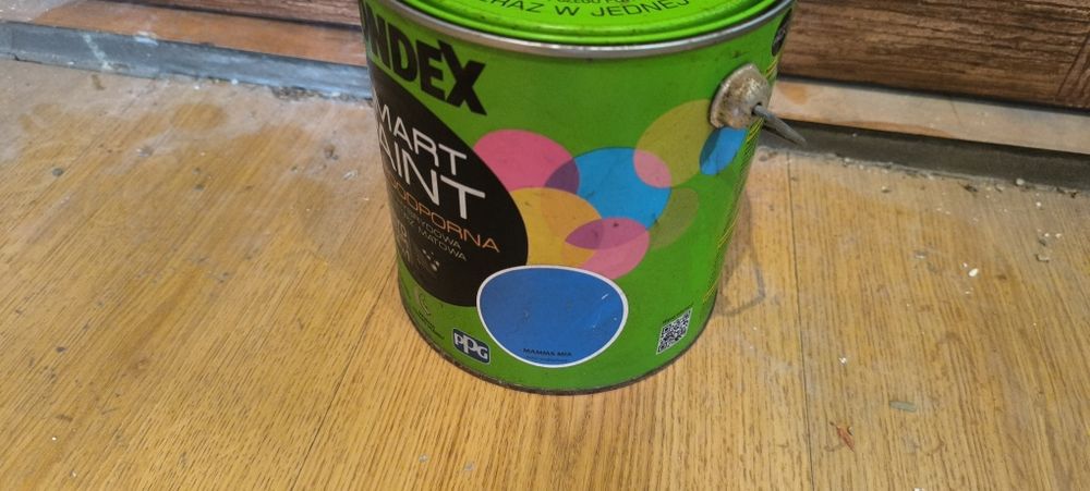 Do sprzedania 8 puszek farby. Cena za całość