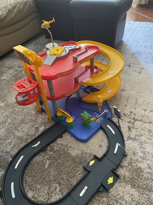 Parque de estacionamento (carros de brinquedo)