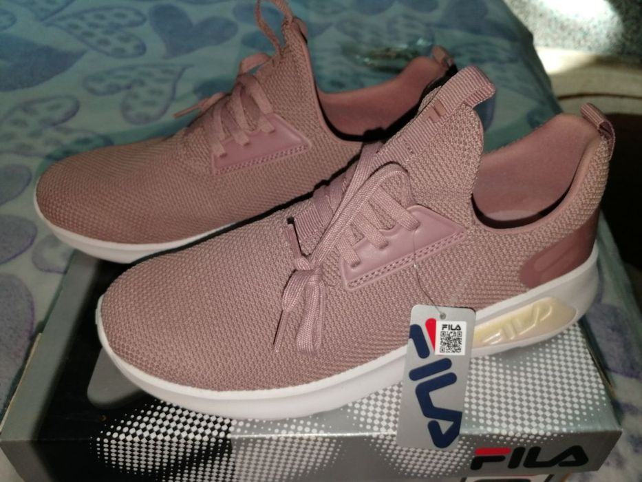 Продам новые оригинальные кроссовки Fila