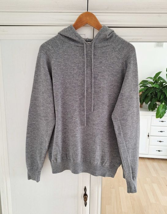 Welniany sweter z kapturem l