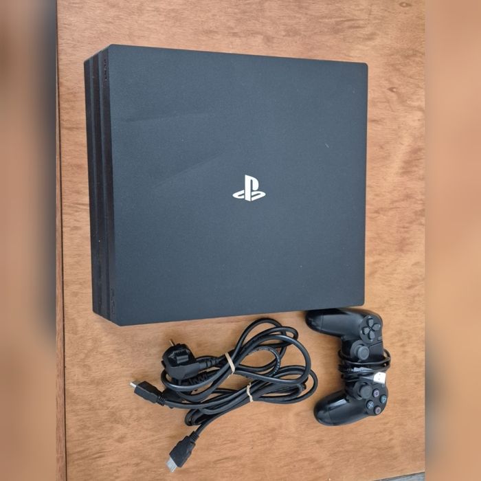 PS4 PRO 1t como nova com um comando pronta a jogar