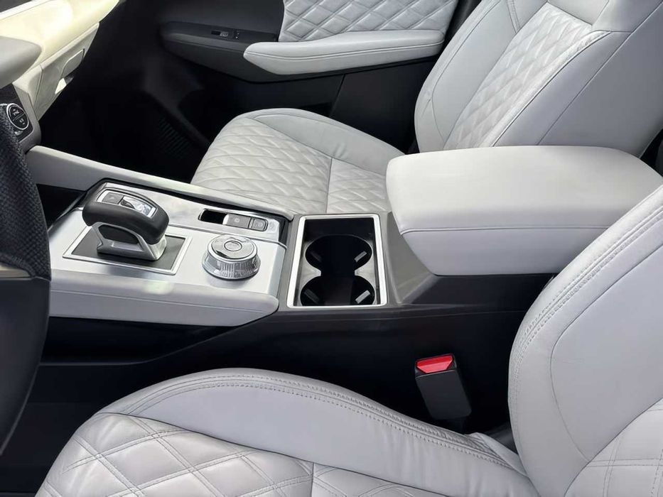 Mitsubishi Outlander      2023