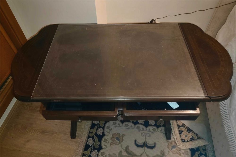 Mesa cabeceira em madeira, com abas