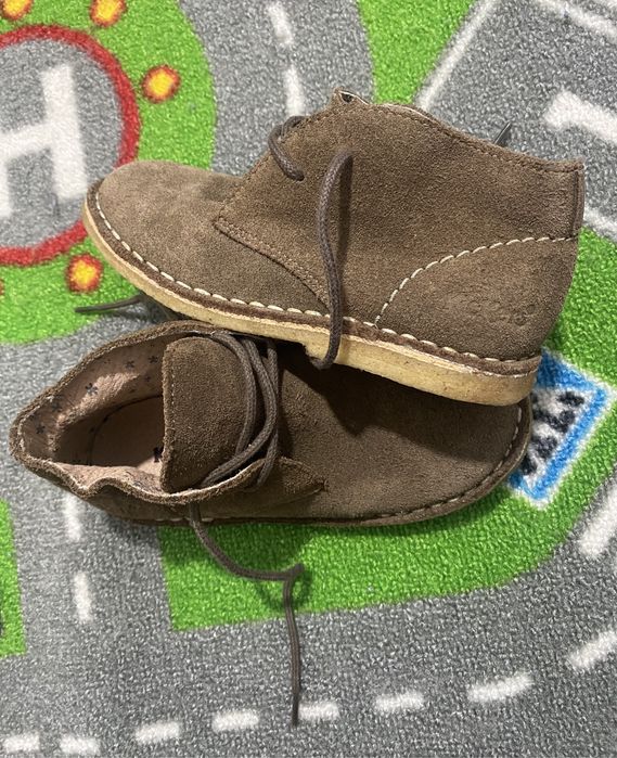 Botas de criança em pele