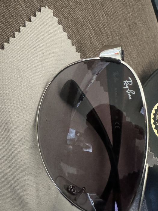 Ray . Ban Vendo oculos novos so usei uma vez de achei que a mim nao me ficavam muito bem e comprei uns Carrera ficavam me melhor. Vendo para despachar