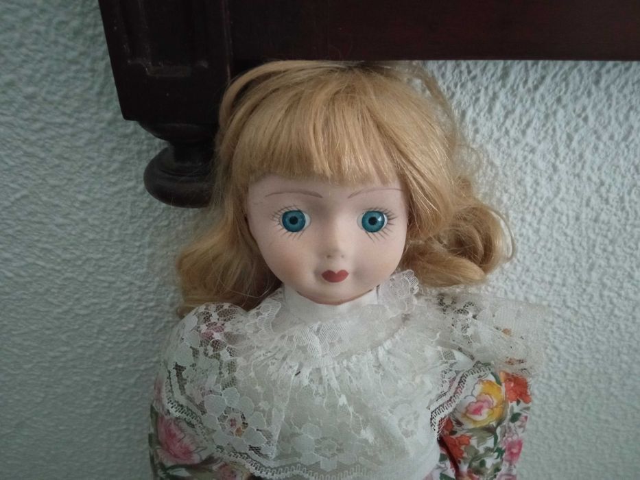 Linda boneca de porcelana