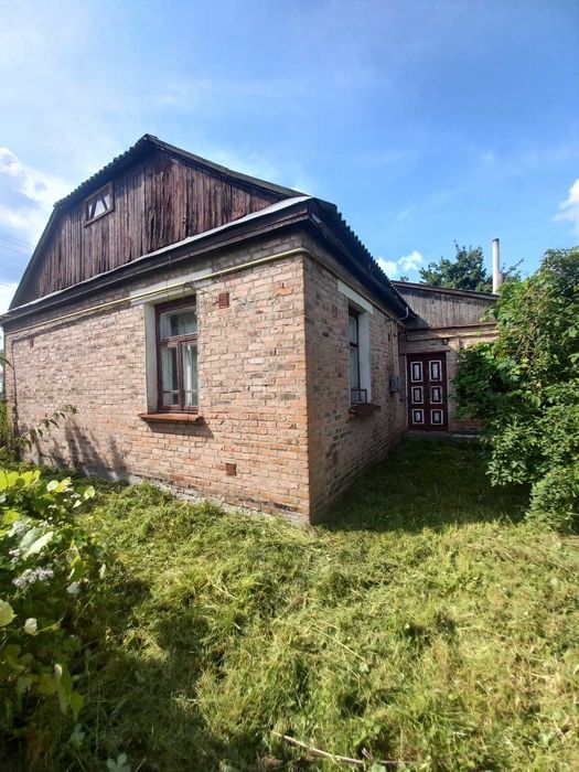 Продам частину будинку, з хорошою земельною ділянкою.