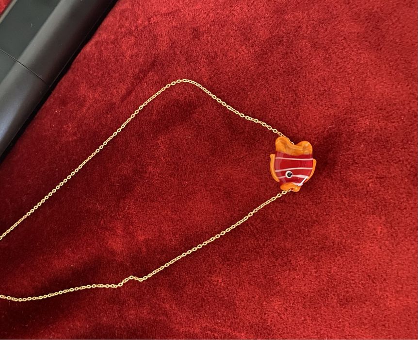 Colar dourado com peixinho
