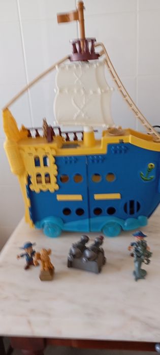Barco de pirata  com figuras