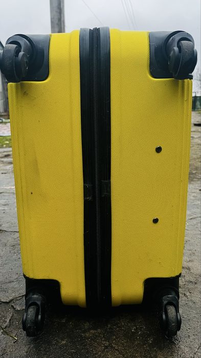 Продам жовту валізу.