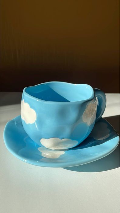 Чашка з блюдцем у пастельному дизайні