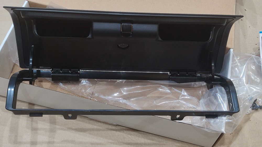 Крышка бардачка Volkswagen Caddy (04+)