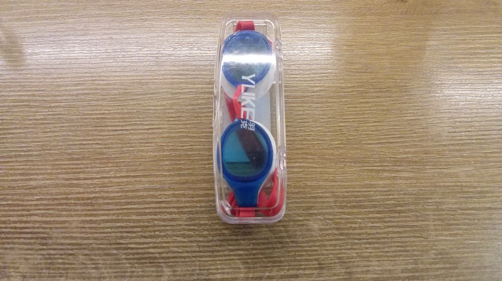 Шапка и очки для плавания